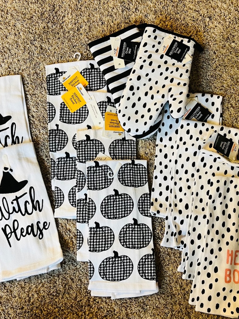 New LOT of Halloween towels/oven mitts